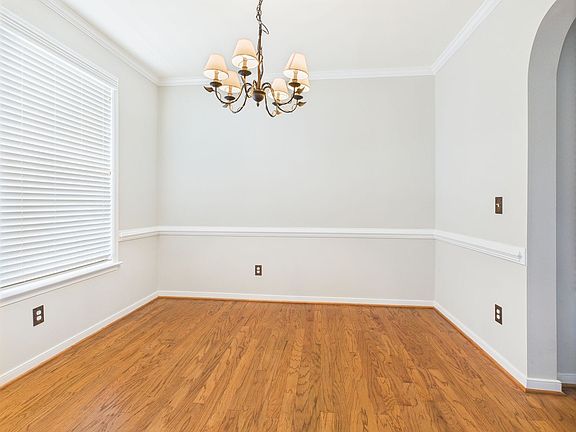 5th image of 405 Queensbury Ln