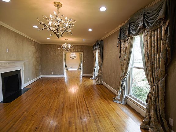 5th image of 207 W 32nd St