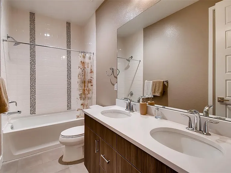 6131 N Chester St — Photo 3