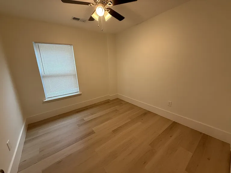 940 N Hollywood St — Photo 24