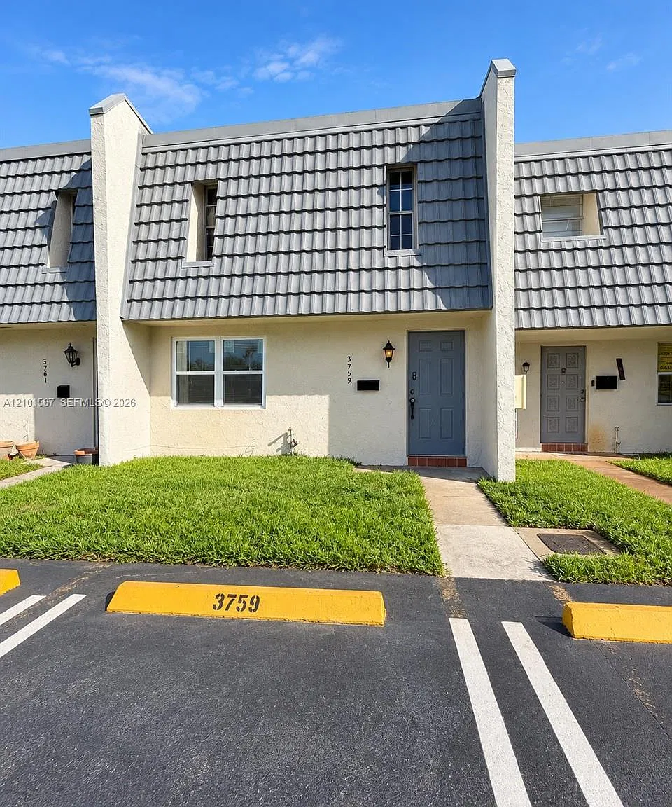 Town & Country Condo Phas — Photo 1
