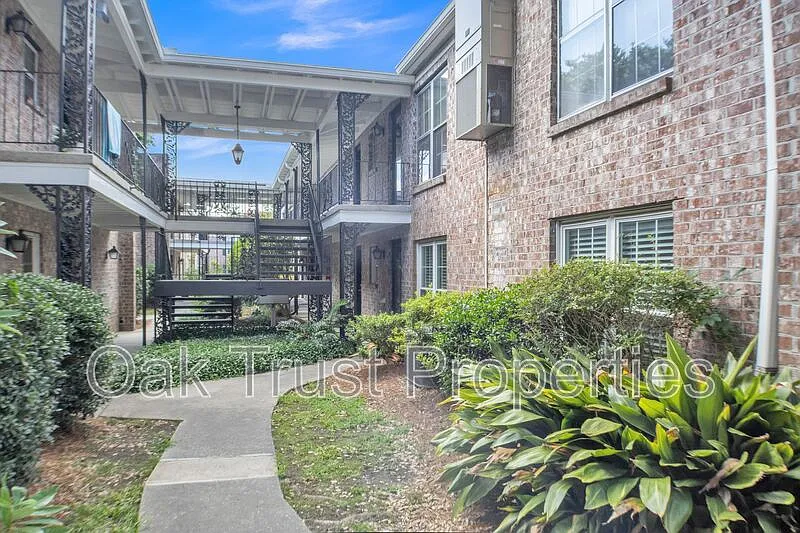 2 bed, 1.0 bath, 734 sqft, $1,725 — Photo 1