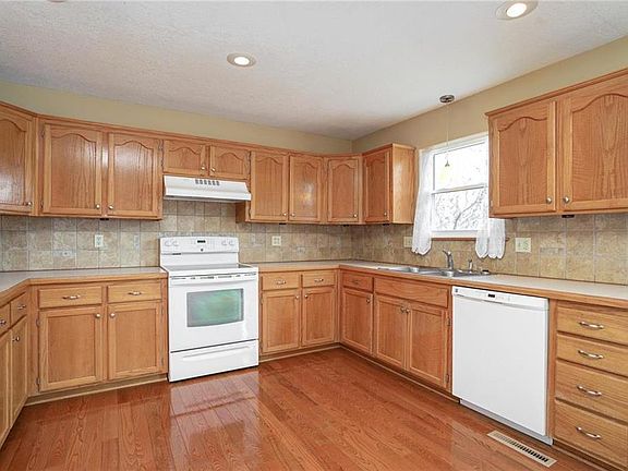 5th image of 909 SW Hereford Dr