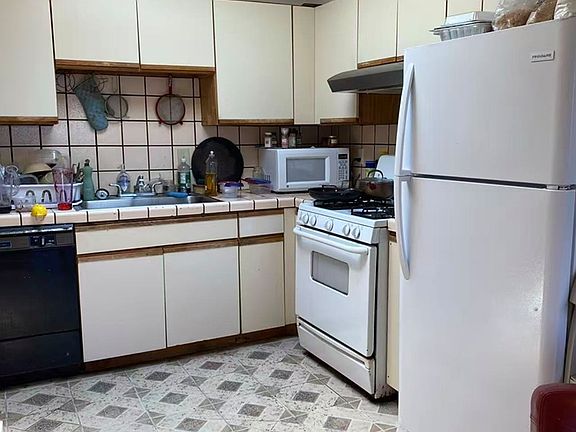 5th image of 672 37th Ave