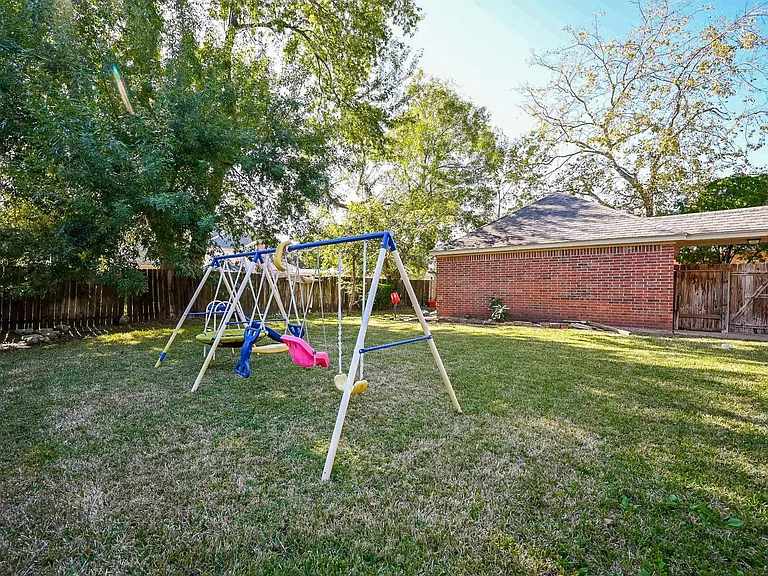 9731 New Kent Dr — Photo 25