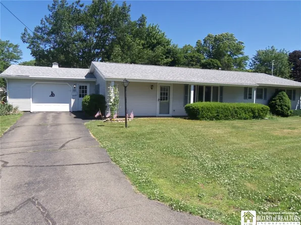 3746 Crestwood Dr, Dunkirk, NY 14048