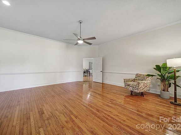 5th image of 3270 Kings Row Dr