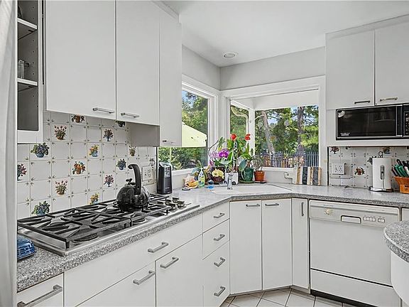 3rd image of 8311 Juniper St