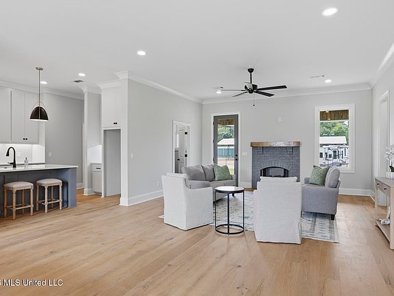 4th image of 218 Lizzy Ln