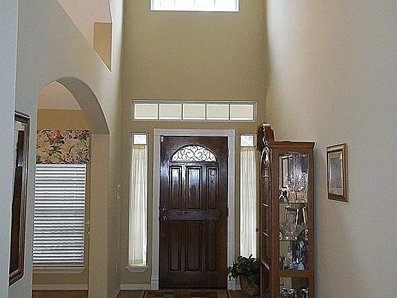 Soaring 2-story entry with plenty of natural light
