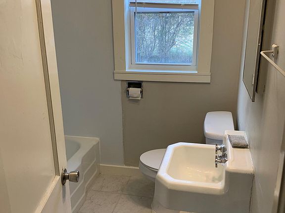 5th image of 903 W University St