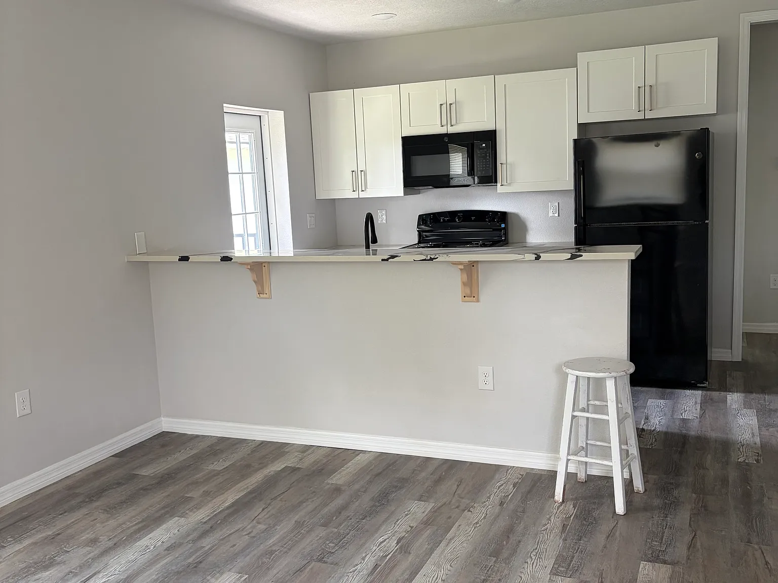 3 bed, 1200 sqft, $2,000 — Photo 3