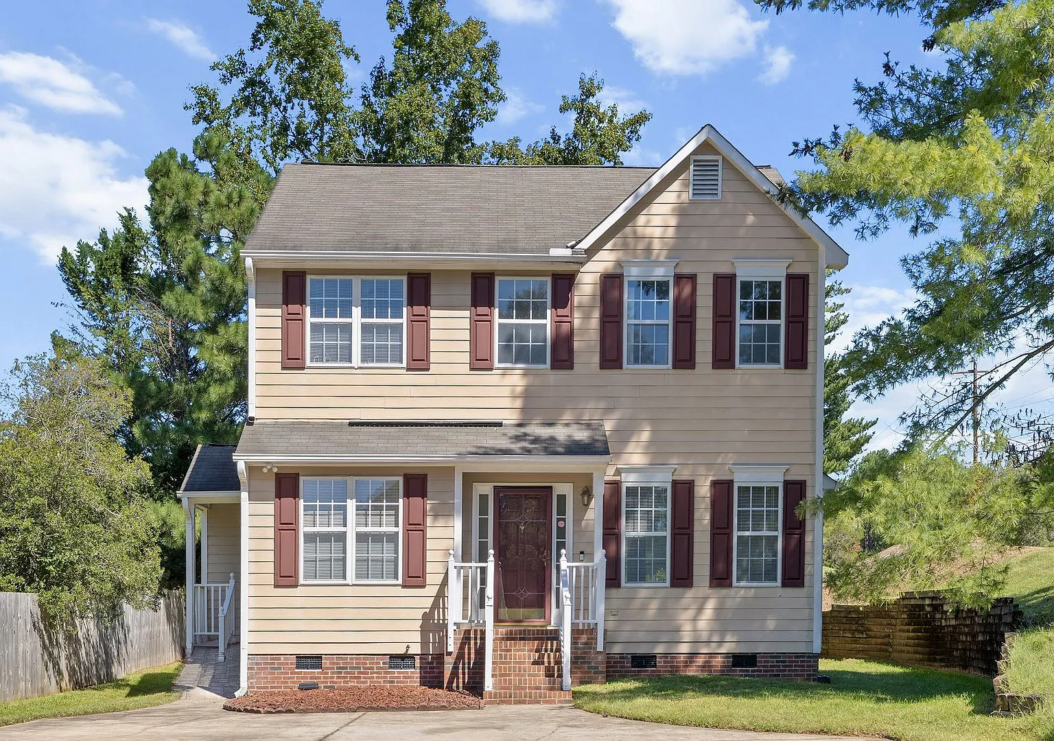 **Bright & Sunny 3-Bedroom Home in Quiet Vantage Point** — Photo 1