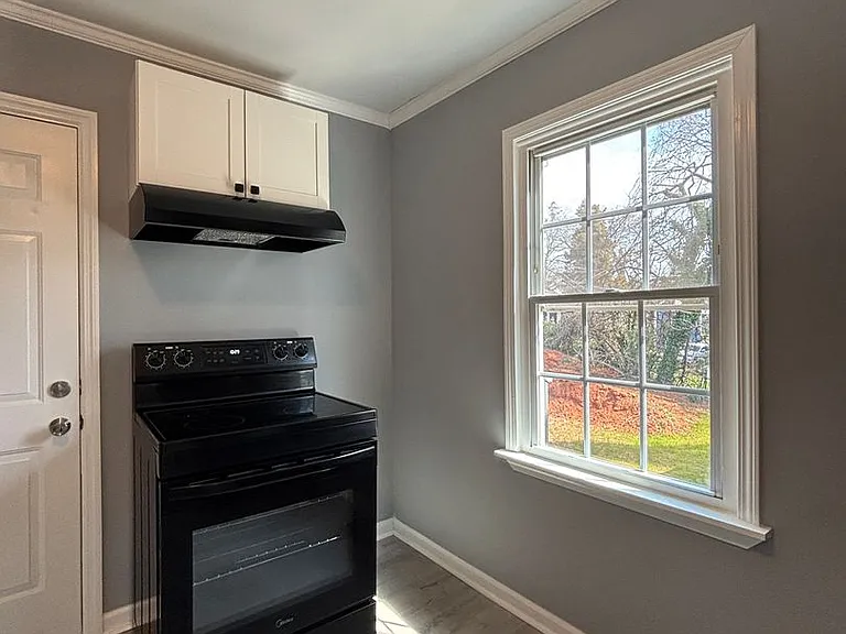 186 Home St — Photo 4