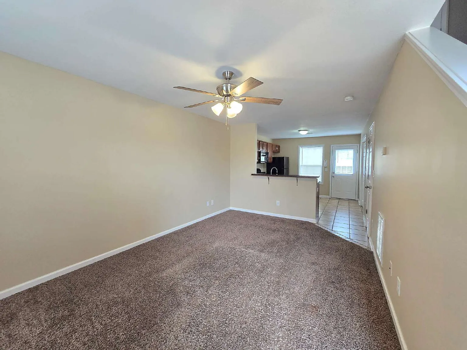 2 bed, 1.5 bath, 950 sqft, $1,025 — Photo 3