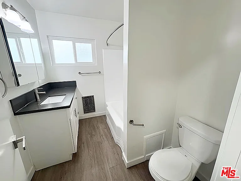 228 S Mariposa Ave #2 — Photo 9