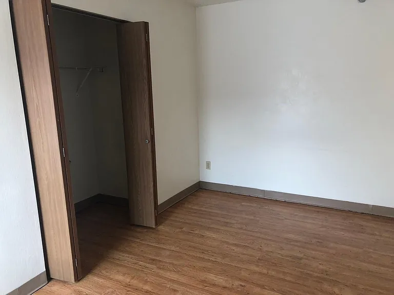 320 E Burlington St #10 — Photo 7