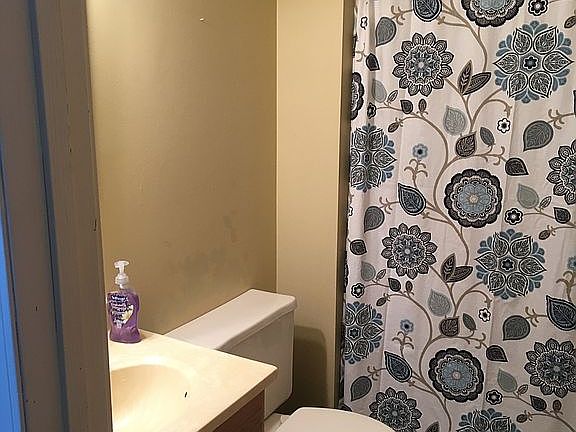 4th image of 302 Hillcrest Dr