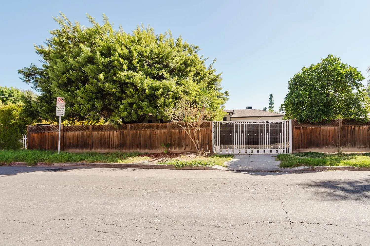 3 bed, 900 sqft, $3,300 — Photo 1