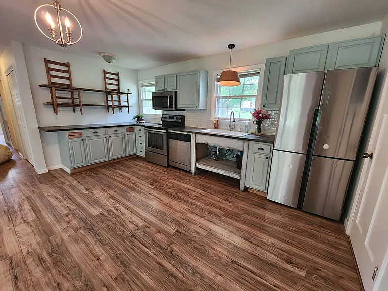 702 Meade Dr — Photo 3