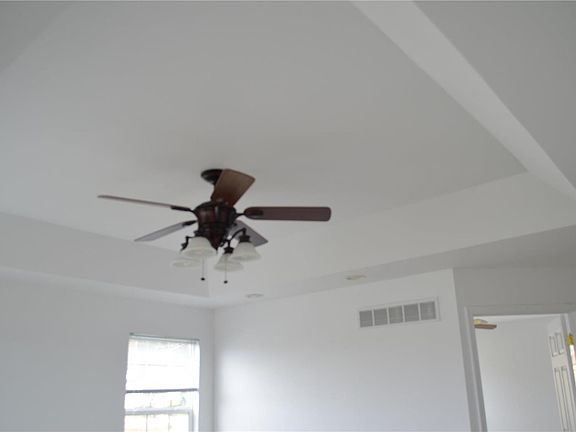 5th image of 690 Lindsey Dr