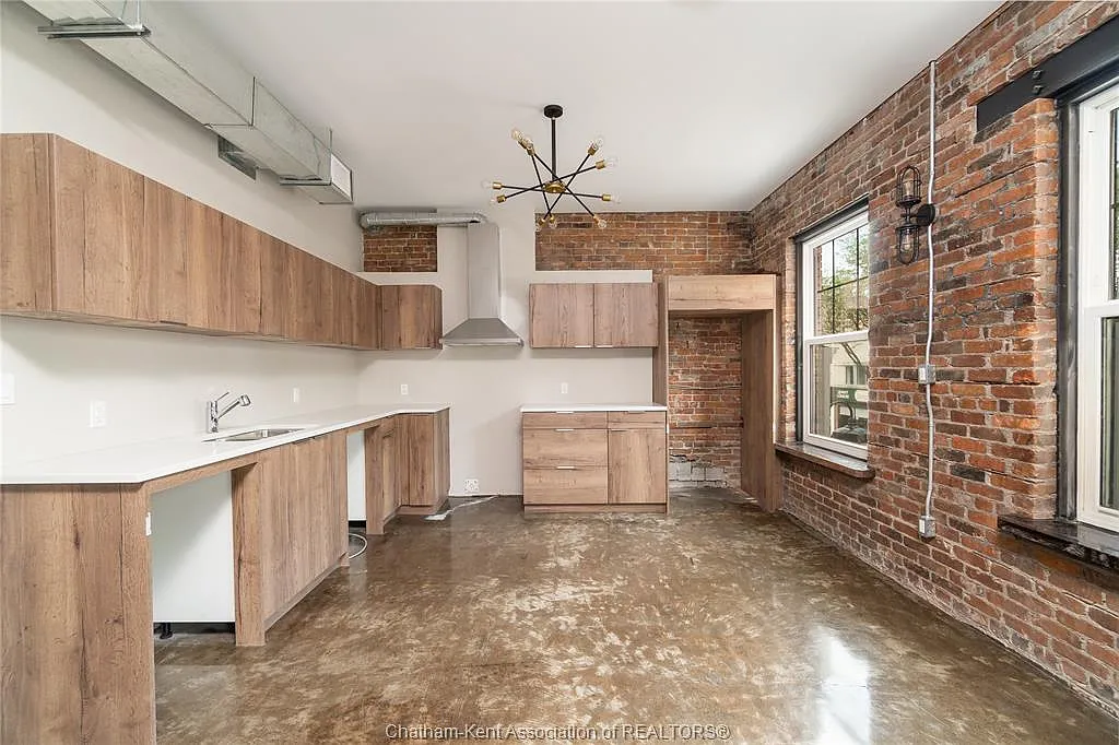 1 bed, 930 sqft, $1,750 — Photo 3