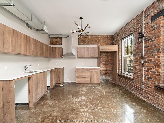 3rd image of 140 King St W #201
