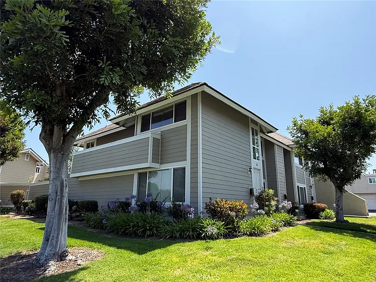 31 Golden Glen St — Photo 1