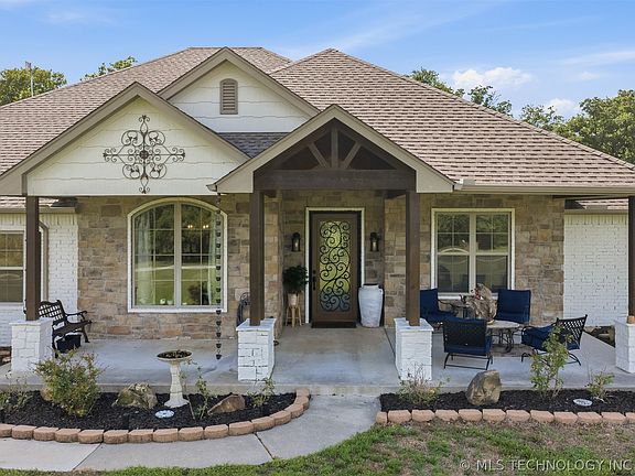 3rd image of 184 Royal Oaks Ln