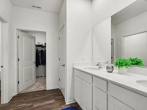 5th image of 11649 Thomas St