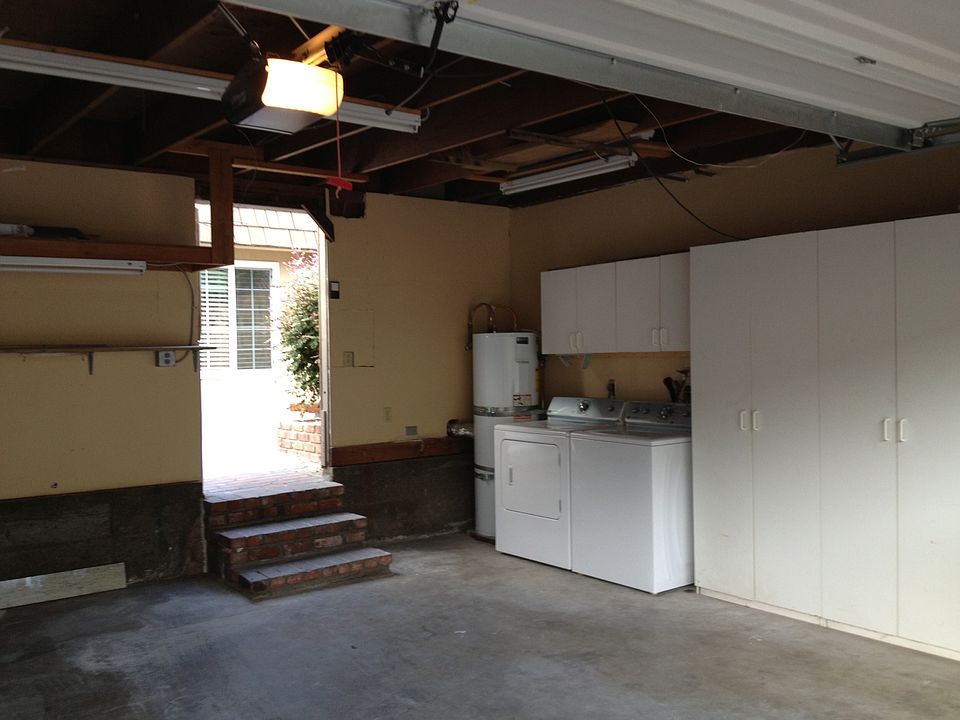 2 car garage w/ washer/dryer