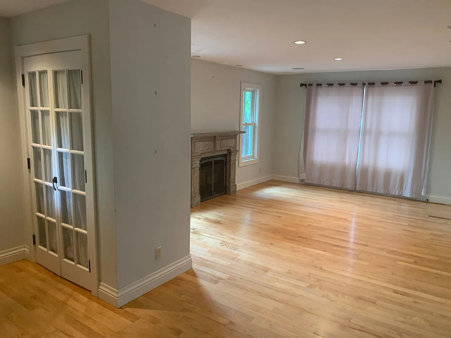 Charming 2 BR / 1.5 BA Duplex w/ Fireplace, Beautiful 2nd Level Deck, & Hardwood Floors! Availabl... — Photo 4