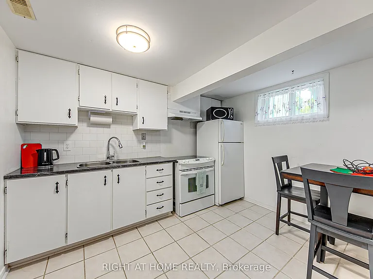 148 Riverglen Dr #BASEMENT — Photo 8