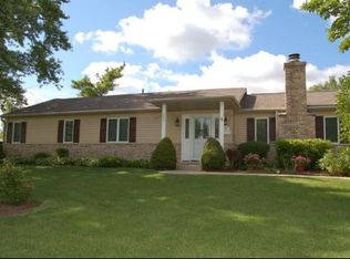 255 Hawthorn Ln, Hoffman Estates, IL 60169