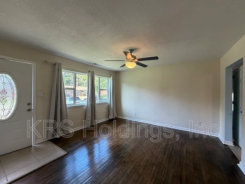 3 bed, 1.0 bath, 1275 sqft, $1,900 — Photo 2