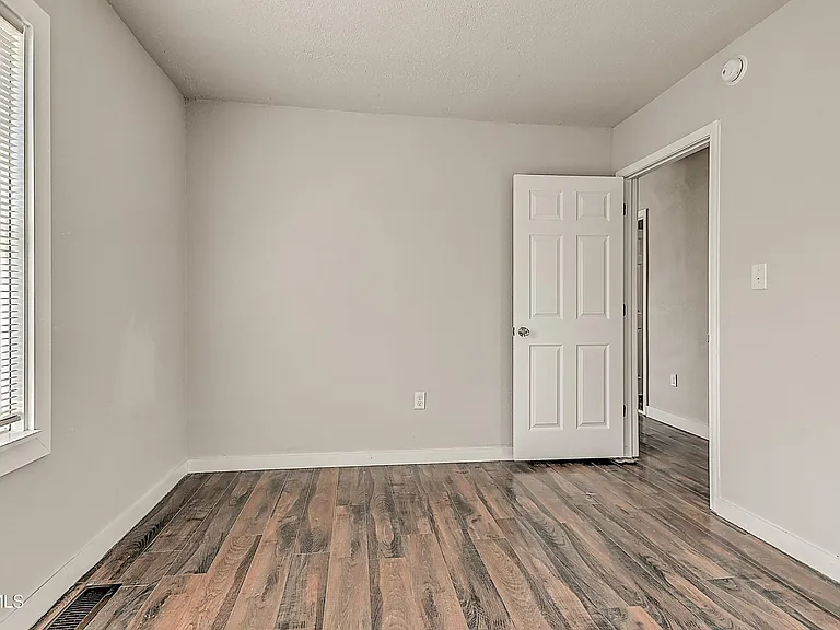 488 Virgil Ave — Photo 14