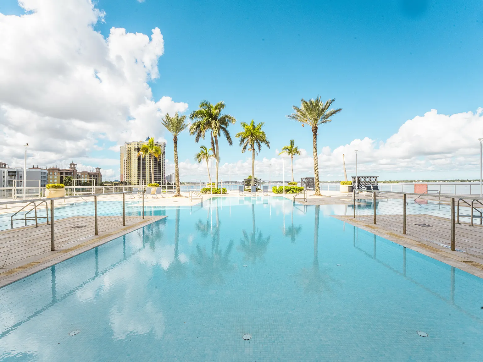 Harbor Grand — Photo 2