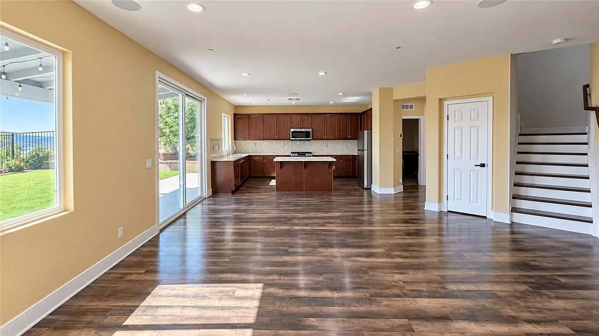 4 bed, 2937 sqft, $4,500 — Photo 4