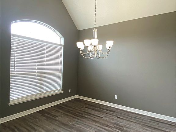 3rd image of 302 Jay Ln