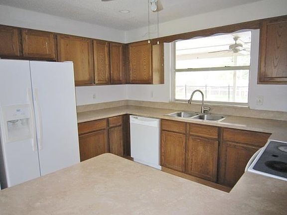 3rd image of 269 SE Whitmore Drive