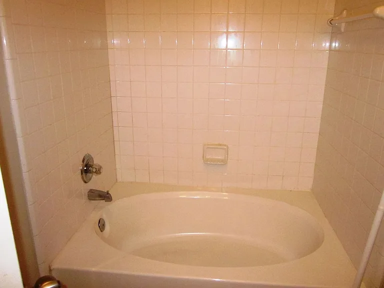 300 Riverbend Dr #2B — Photo 7