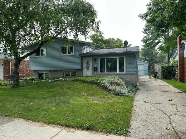 1045 Langley Blvd, Clawson, MI 48017