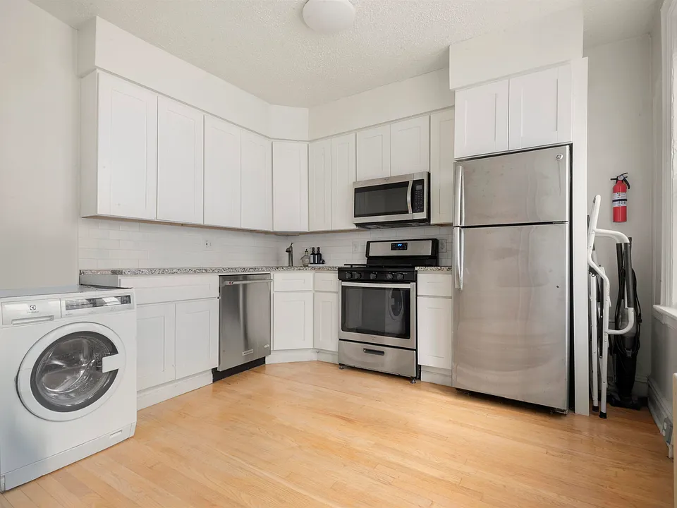 76 Romaine Ave #1F