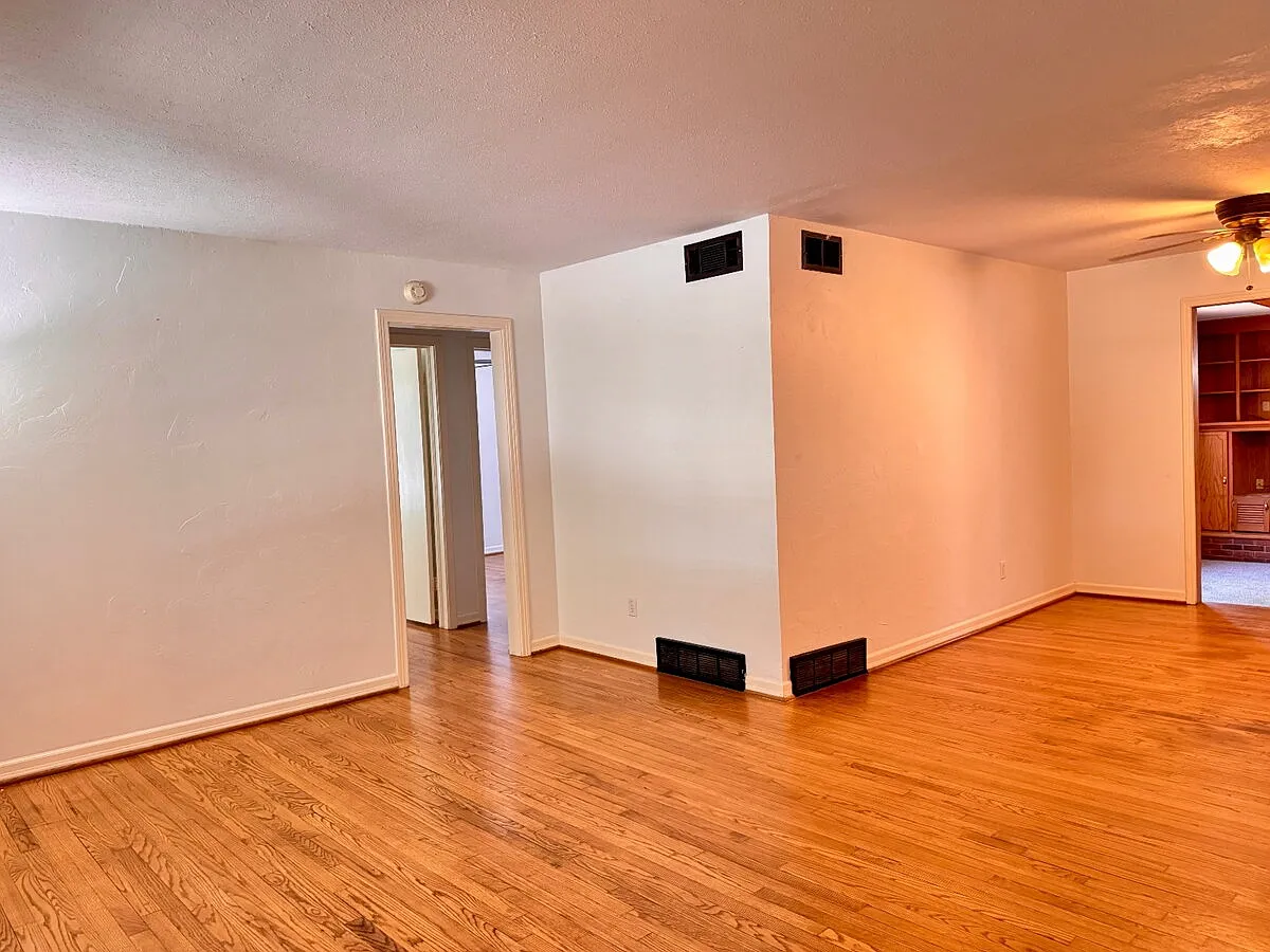 2 bed, 1.0 bath, 1345 sqft, $1,395 — Photo 3