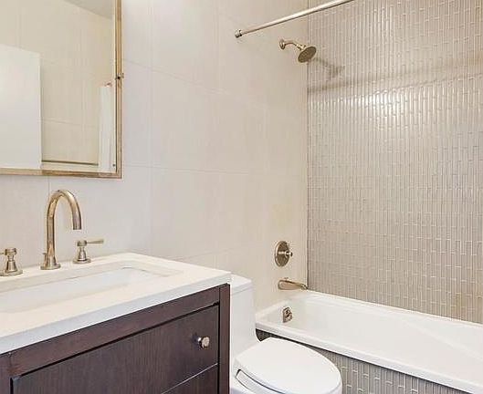 3rd image of 212 E 47th St APT 33A