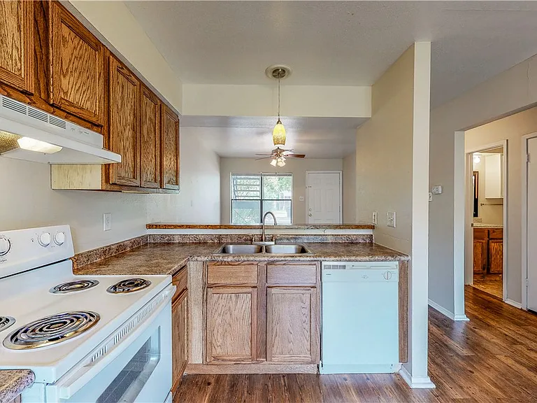 303 Manuel Dr #B — Photo 5