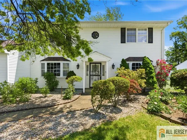 10 Helen Ct, Piscataway, NJ 08854