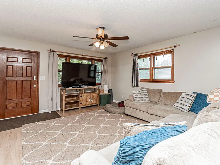 1011 Skyline Dr — Photo 13