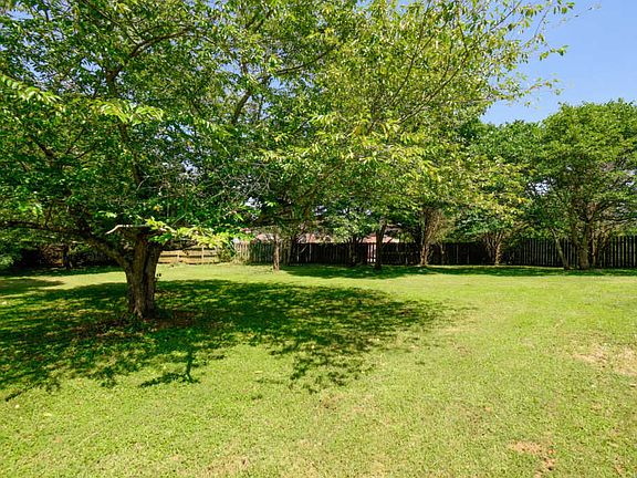 4th image of 1946 Berkshire Dr