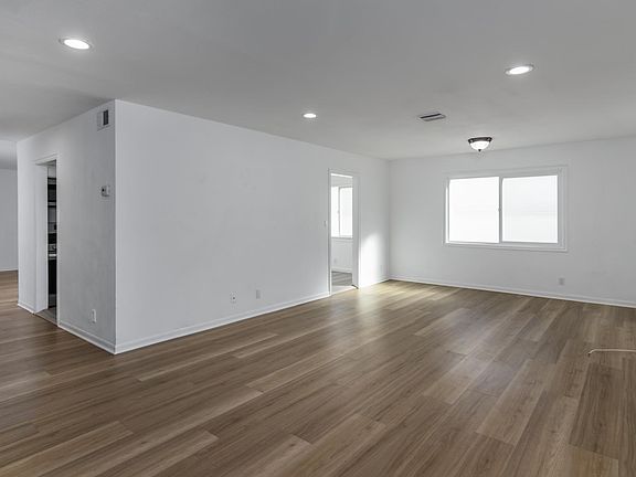 3rd image of 18833 Hatteras St Unit 109